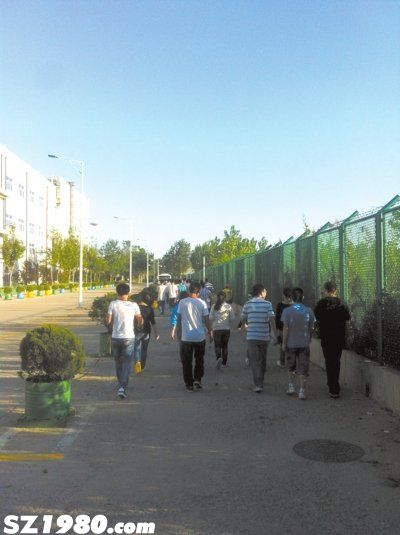 西安千名大學(xué)生被逼進(jìn)富士康實(shí)習(xí) 不去無(wú)學(xué)位證