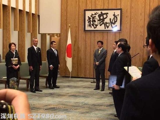 安倍向救人的中國(guó)學(xué)生頒獎(jiǎng)狀 加蓋日本國(guó)璽(圖)