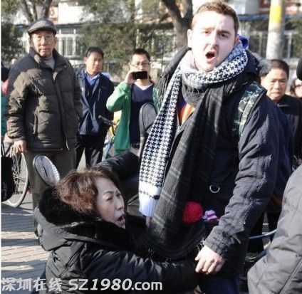 外國(guó)小伙北京街頭扶摔倒女子被訛1800元 衣服被撕爛（圖）