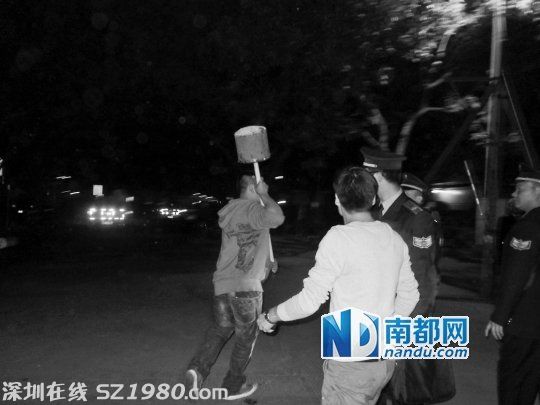佛山城管遭暴力抗法 一協(xié)管員被砸暈