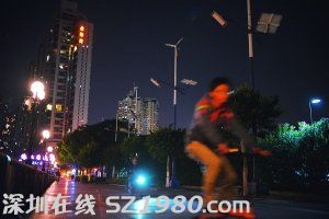 廣州一盞節(jié)能路燈3.6萬元 換個(gè)電池幾千元