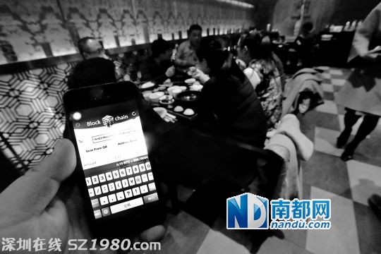 <p>    3日，北京一家餐館悄然開啟比特幣支付。吃一頓650元的飯，僅需支付0 .13個(gè)比特幣。圖為餐廳人員展示比特幣支付流程。C FP供圖</p>
