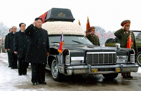 2011年12月28日，朝鮮平壤，金正恩（左前）、張成澤（金正恩后面）站在金正日的靈柩旁。