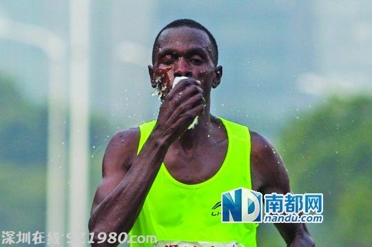 馬拉松國(guó)內(nèi)選手第一名來(lái)自<a href=http://www.hnyueyi.com.cn/shenzhen/ target=_blank class=infotextkey>深圳</a>