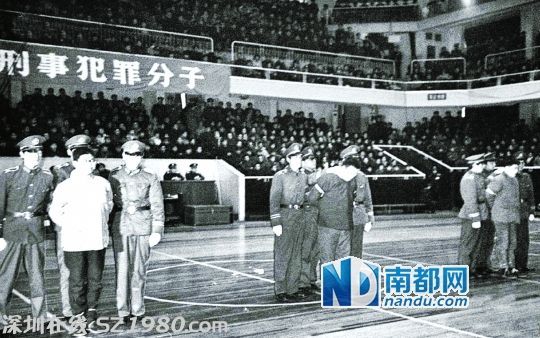     1986年2月19日，上海市中級(jí)人民法院在靜安體育館宣布市高院下達(dá)的對(duì)陳小蒙、胡曉陽、葛志文執(zhí)行死刑的命令。 資料圖片
