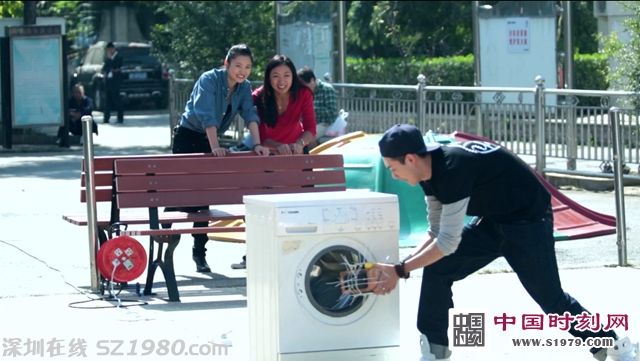 首期《一鍵啟動(dòng)》中主持人用洗衣機(jī) 甩干 手機(jī)測(cè)試。