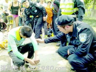 2013年4月17日,杭州PTU隊員在萬象公園救起落水青年。陳福　攝