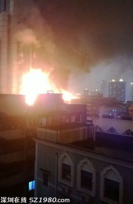 廣州一爛尾樓突發(fā)大火 波及旁邊幾棟住宅樓(圖)