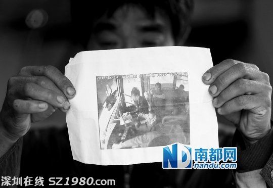 東莞路邊攝像頭拍下陌生男拐走2歲半男童