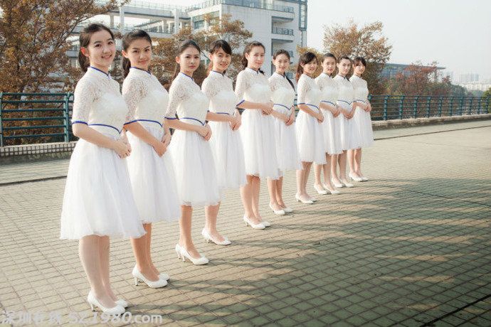 最近，浙江大學禮儀隊一張照片在微博上轉得很火，10位女生穿著白色鑲藍邊的禮服，站成一排，雙手疊放在身前，笑得很燦爛。
