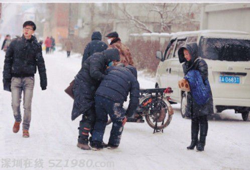 大爺雪中被撞倒