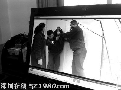 安徽居民持錘咬傷城管手 城管揮拳打掉居民牙