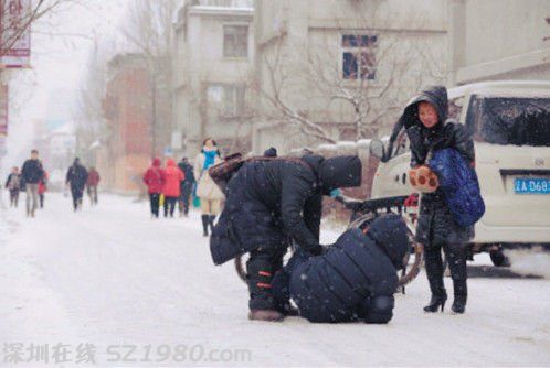 大爺雪中被撞倒
