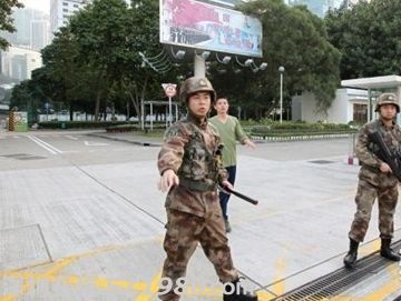  港獨(dú) 分子闖駐港部隊(duì)總部 呼解放軍撤出香港