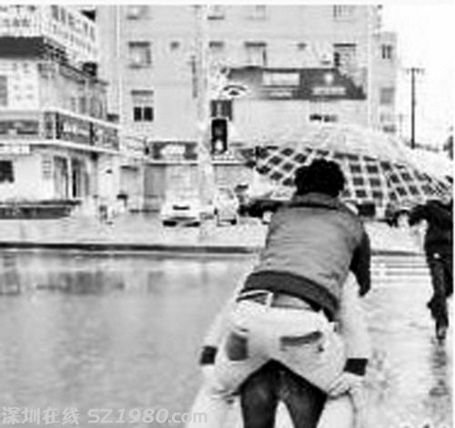 女子穿高跟鞋背男友過(guò)積水引關(guān)注