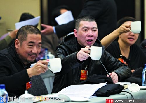 馮小剛與小伙伴張國立春晚出盡風(fēng)頭也受夠公眾的口水。