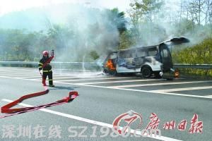 汽車行駛過(guò)程中自燃司機(jī)不知 過(guò)路車友提醒脫險(xiǎn)