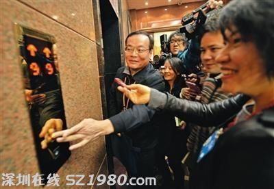 東莞市長(zhǎng)被追問(wèn)掃黃和經(jīng)濟(jì)轉(zhuǎn)型 回答 嘿嘿 