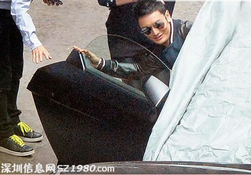 曝黃曉明買張智霖舊車送baby  驚喜 全憑演技