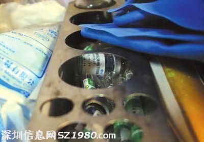 車內(nèi)各種用過的注射藥劑瓶子和未使用的放在一起。