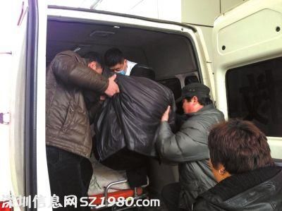 患者被送上黑急救車。