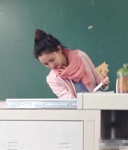 大學(xué)美女老師酷似劉詩(shī)詩(shī) 男生出勤率爆表(組圖)