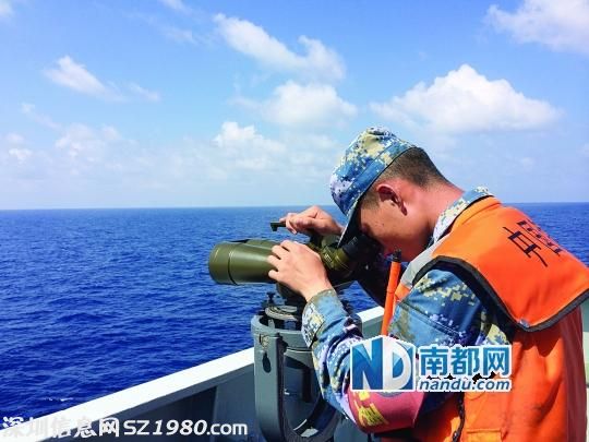 <p>    3月12日，井岡山艦上的搜救人員正在執(zhí)行搜救任務(wù)。參加馬航失聯(lián)飛機(jī)搜救的中國(guó)艦船達(dá)到8艘，搜索范圍向泰國(guó)灣西北方向轉(zhuǎn)移，面積擴(kuò)大至5000平方海里，約合17000平方公里。 新華社發(fā)</p>