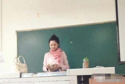 大學(xué)美女老師酷似劉詩(shī)詩(shī) 男生出勤率爆表(組圖)