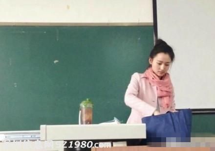 大學(xué)美女老師酷似劉詩(shī)詩(shī) 男生出勤率爆表(組圖)