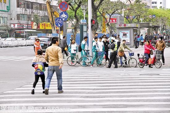 佛山禪城警方查闖紅燈 四天處罰340多行人