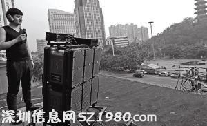 調(diào)音師正在調(diào)試遠程音響。