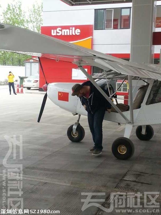 一架飛機(jī)降落在四川北川馬路上 拐進(jìn)加油站加油