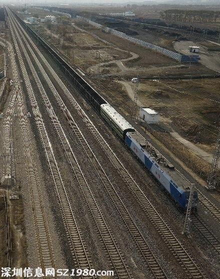 中國實(shí)現(xiàn)3萬噸重載列車試運(yùn)行：總長近4000米
