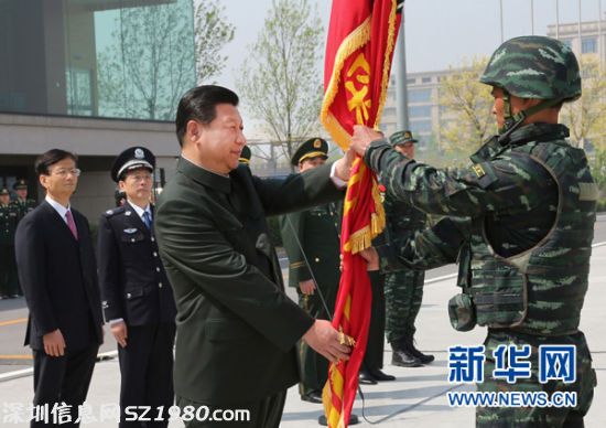 4月9日，中共中央總書記、國(guó)家主席、中央軍委主席習(xí)近平視察中國(guó)人民武裝警察部隊(duì)特種警察學(xué)院并為 獵鷹突擊隊(duì) 授旗。這是習(xí)近平將隊(duì)旗鄭重授予 獵鷹突擊隊(duì) 大隊(duì)長(zhǎng)。新華社記者 李剛 攝