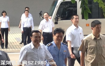李克強(qiáng)在博鰲便利店購買食品 顧客跟風(fēng)搶購