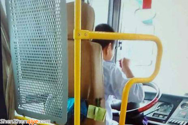 東莞公交司機邊開車邊吃飯 雙手離開方向盤