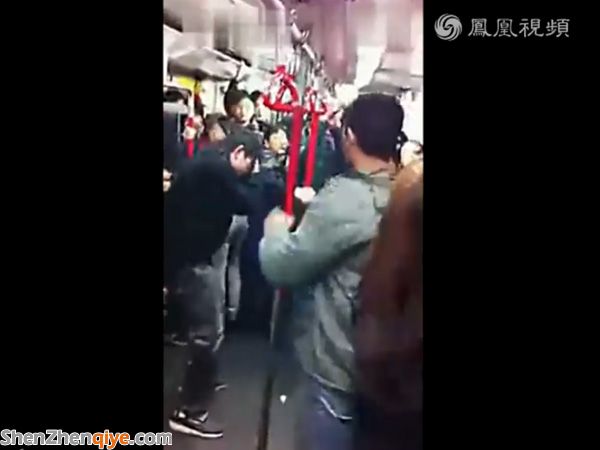 印度男子地鐵內(nèi)毆打香港乘客 全程無人制止