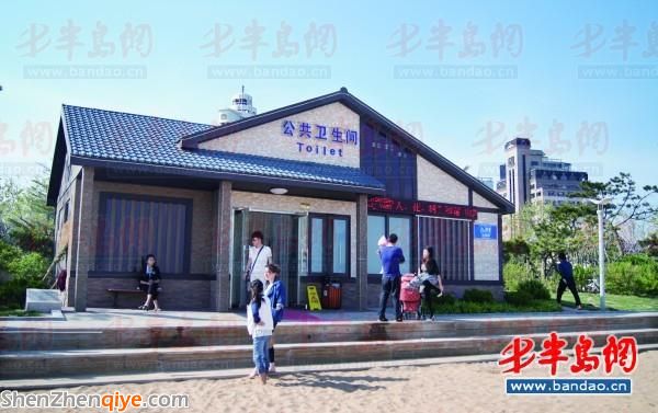 石老人海水浴場的公廁外墻已經(jīng)安裝了LED顯示屏。