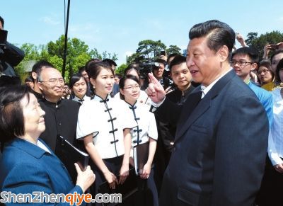 ▲習(xí)近平在校園觀看北大師生紀(jì)念五四運(yùn)動(dòng)95周年青春詩(shī)會(huì)時(shí)同朗誦者親切交談。 新華社發(fā)