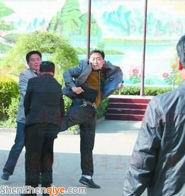 官員酒后執(zhí)法互毆被問責