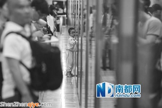 <a href=http://www.hnyueyi.com.cn/shenzhen/ target=_blank class=infotextkey>深圳</a>地鐵乘客移動(dòng)電源爆炸 發(fā)生恐慌踩踏