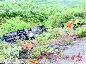 清遠(yuǎn)30人大巴高速撞貨車翻落山坡 2死多傷 