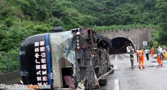 載20人客車京港澳高速側(cè)翻 多人被困5死5傷