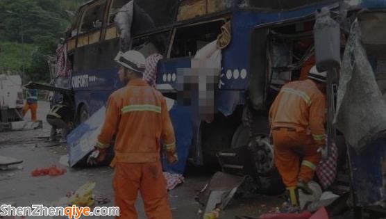 載20人客車京港澳高速側(cè)翻 多人被困5死5傷