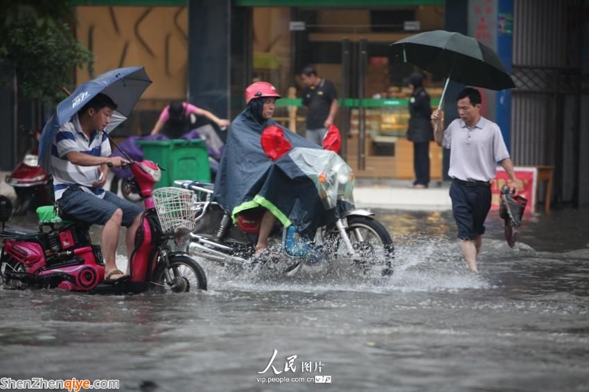 6月18日，在廣西桂林市全州縣城區(qū)，市民涉水出行。