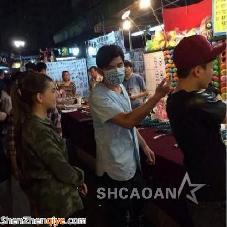 周杰倫帶女友昆凌打手槍被活逮 不懼圍觀和拍照疑好事近了(圖)