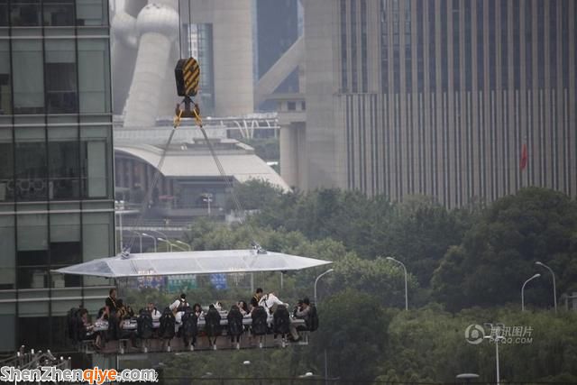 上?，F(xiàn) 空中餐廳  吊車牽引懸空50米就餐