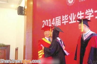 成都大學畢業(yè)生親吻校長。 