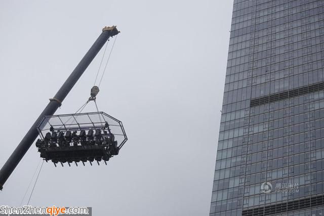 上?，F(xiàn) 空中餐廳  吊車牽引懸空50米就餐