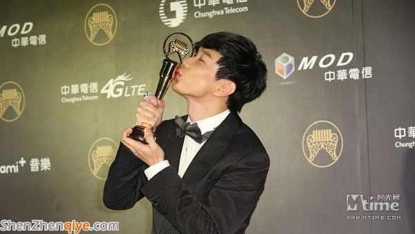 林俊杰親吻金曲獎獎杯